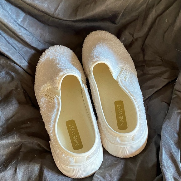 Nine West- EUC- size 9 mules/ clogs slip ons - Picture 3 of 14